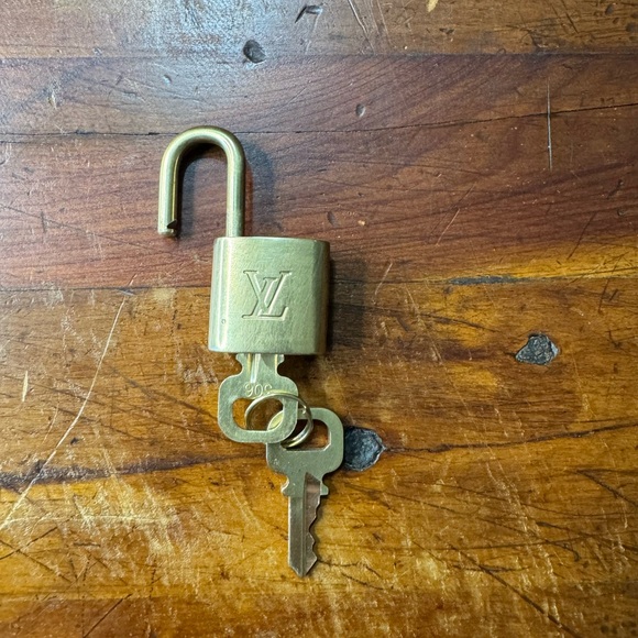 Louis Vuitton Lock #306 - Picture 4 of 4